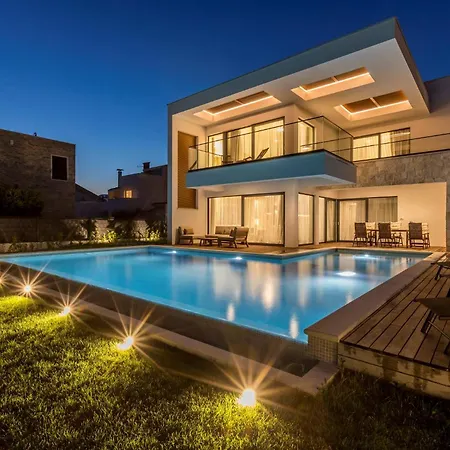Villa Glamorous 4 Bedrooms Seafront Paradise Private Pool Overlooking Sensational Sea Views Split