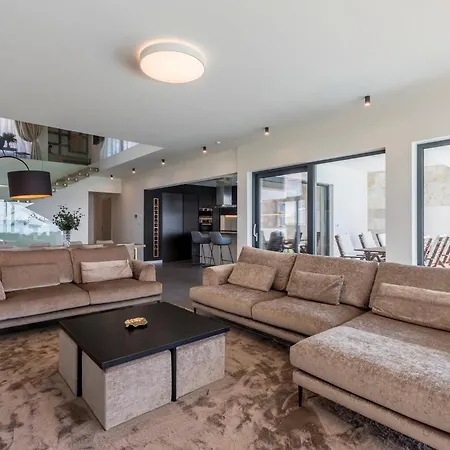 Glamorous 4 Bedrooms Seafront Paradise Private Pool فيلة Kaštela