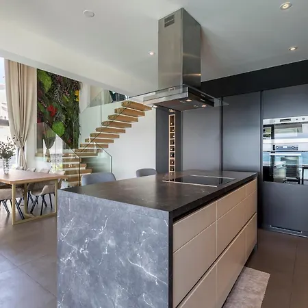 فيلة Glamorous 4 Bedrooms Seafront Paradise Private Pool Kaštela