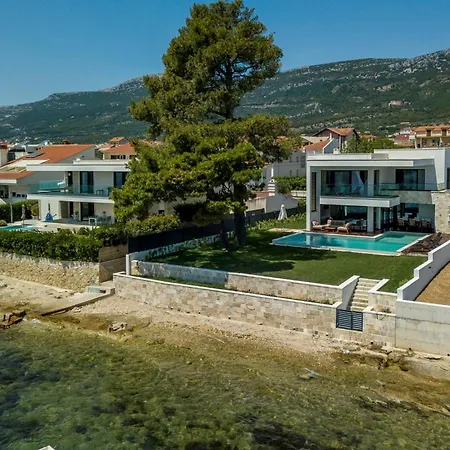 Glamorous 4 Bedrooms Seafront Paradise Private Pool فيلة