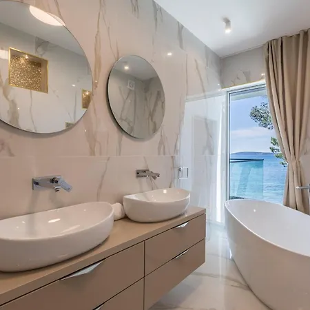 Glamorous 4 Bedrooms Seafront Paradise Private Pool *