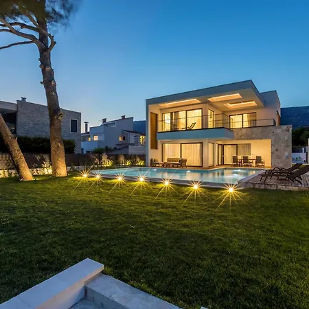 Glamorous 4 Bedrooms Seafront Paradise Private Pool