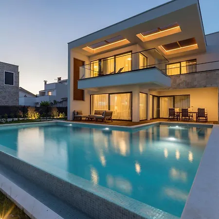 Glamorous 4 Bedrooms Seafront Paradise Private Pool فيلة *