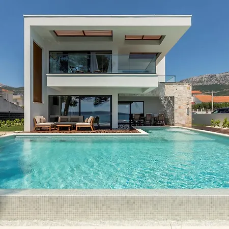 Glamorous 4 Bedrooms Seafront Paradise Private Pool فيلة