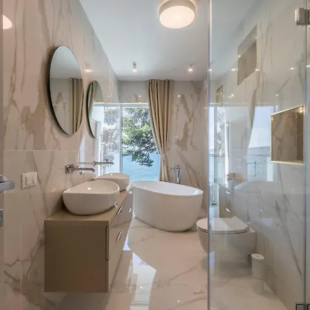 Glamorous 4 Bedrooms Seafront Paradise Private Pool فيلة Kaštela