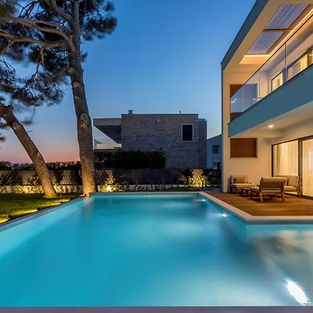 Glamorous 4 Bedrooms Seafront Paradise Private Pool فيلة