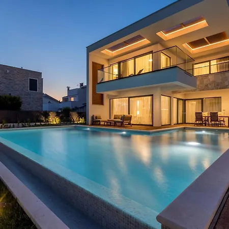 Glamorous 4 Bedrooms Seafront Paradise Private Pool فيلة *